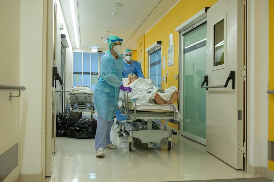 Fotografija: Število covidnih bolnikov v bolnišnicah je padlo pod tisoč. FOTO: Voranc Vogel/Delo