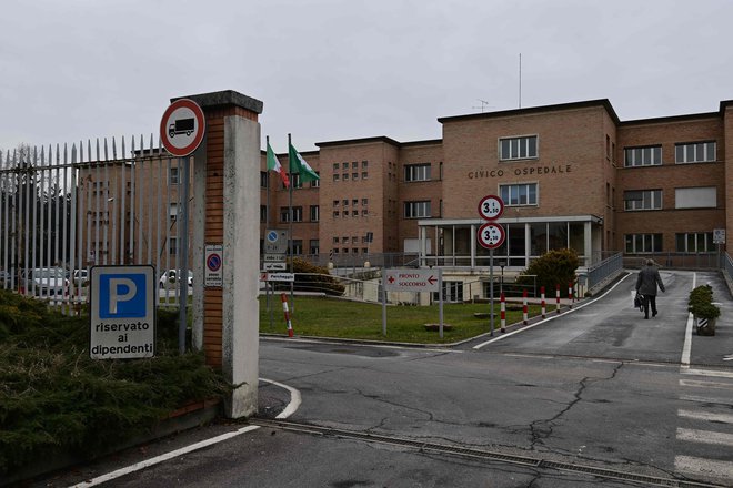 Mestna bolnišnica v Codagnu, kjer so odkrili prvi primer novega koronavirusa v Italiji. FOTO: Miguel Medina/Afp