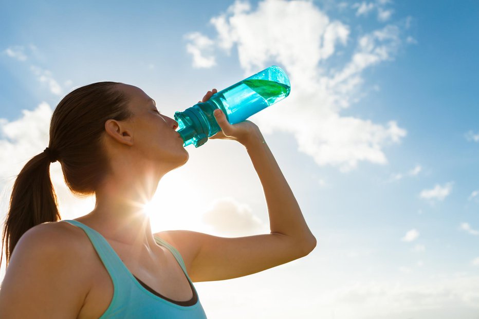 Fotografija: Povprečno dejaven odrasel človek naj na dan popije od 2 do 2,5 litra vode. FOTO: Kieferpix/Getty Images
