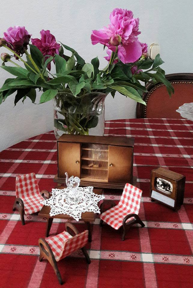 Miniaturno pohištvo je lahko tudi okras mize. FOTO: Osebni arhiv

