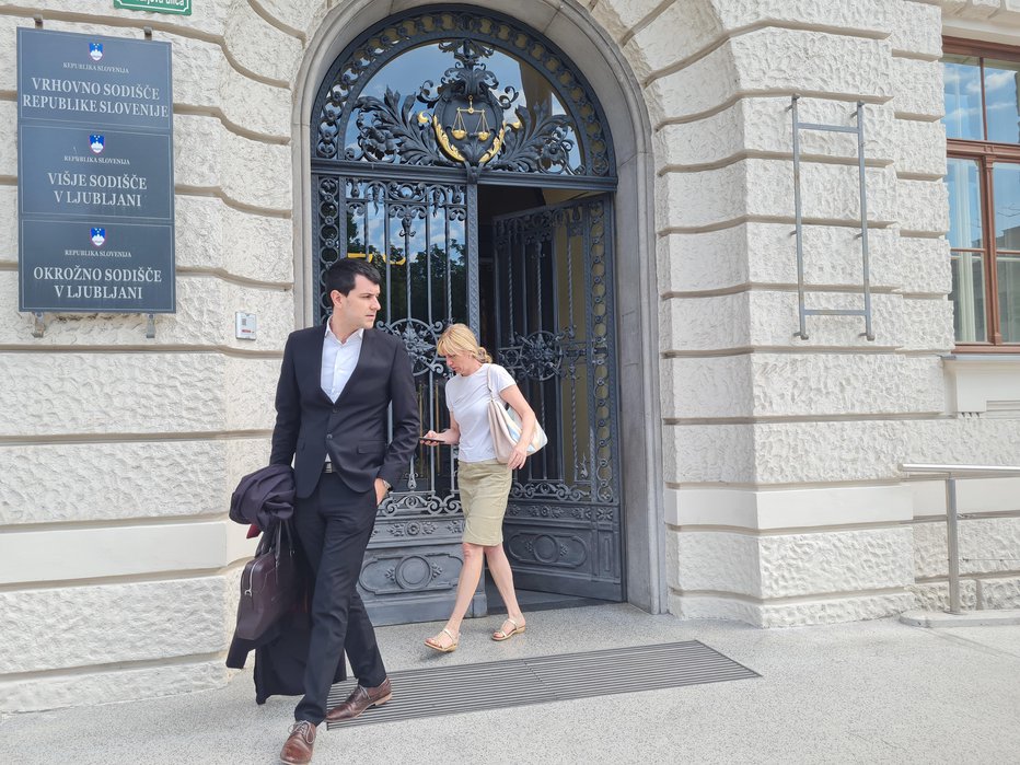 Fotografija: Faganelijeva ob odhodu s sodišča v družbi zagovornika, ki je že napovedal pritožbo na sodbo. FOTO: Aleksander Brudar
