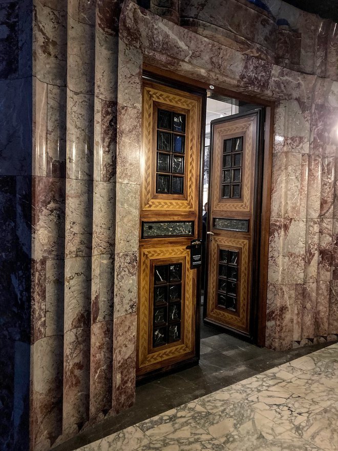 Notranja vhodna vrata v eno od dvoran kot zavesa. FOTO: Jaroslav Jankovič
