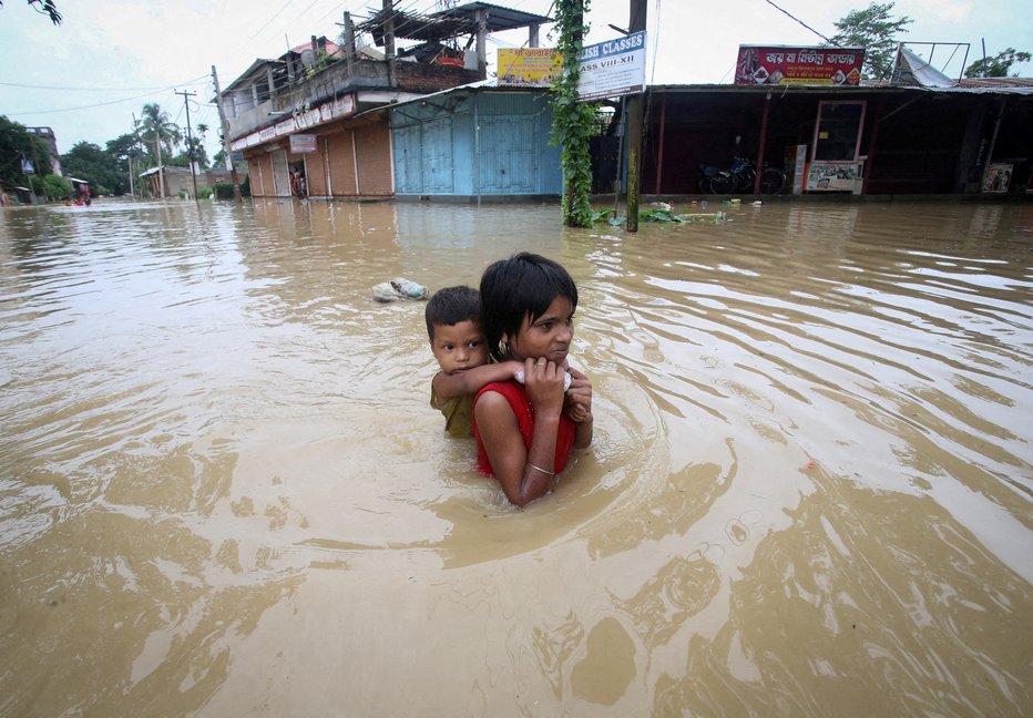 Fotografija: Več tisoč jih je ostalo brez strehe nad glavo. FOTO: Jayanta Dey, Reuters
