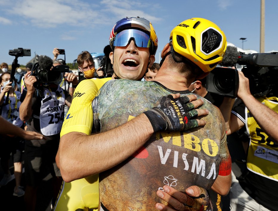 Fotografija: Pri Rogličevi ekipi Jumbo Visma so se veselili zmage Wouta van Aerta. FOTO: Guillaume Horcajuelo, Reuters
