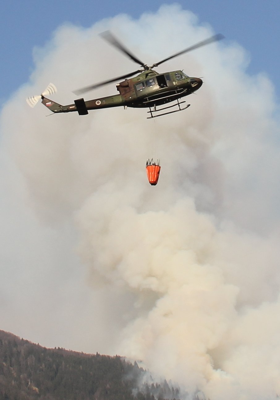 Fotografija: Pomagal je gasiti tudi helikopter Slovenske vojske. FOTO: Boštjan Fon
