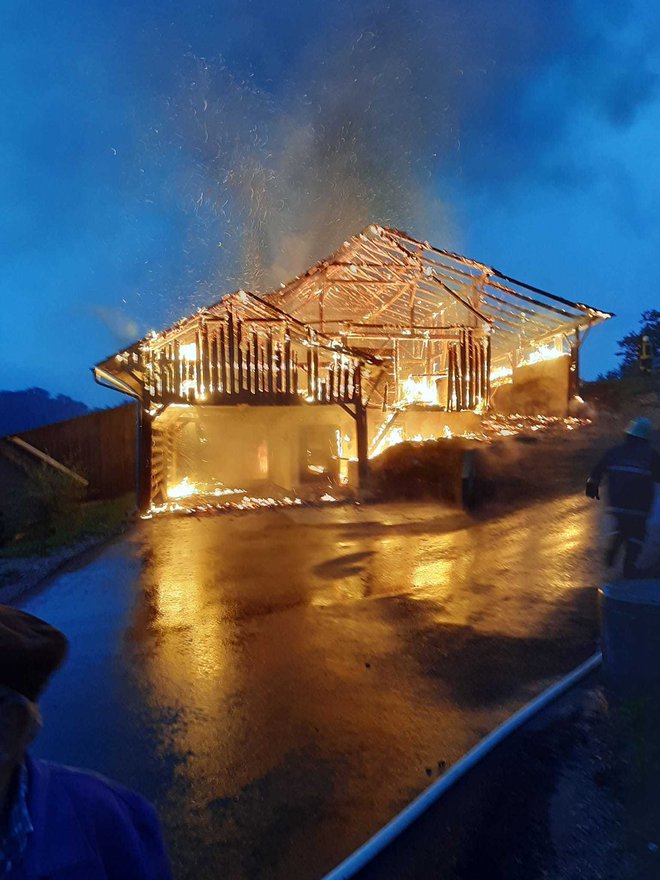 Ogenj po udaru strele je junija letos uničil gospodarsko poslopje v kraju Svinjsko v občini Sevnica. FOTO: SIMON ŠMIT/PGD ŠENTJANŽ
