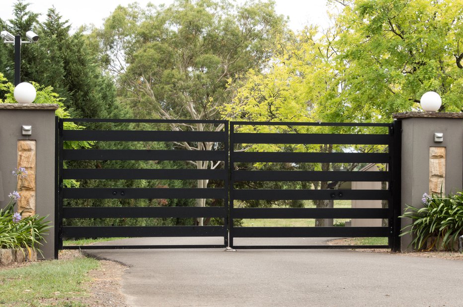Fotografija: Ali lahko na služnostni poti postavim ograjo? FOTO: Sandra Lass, Shutterstock
