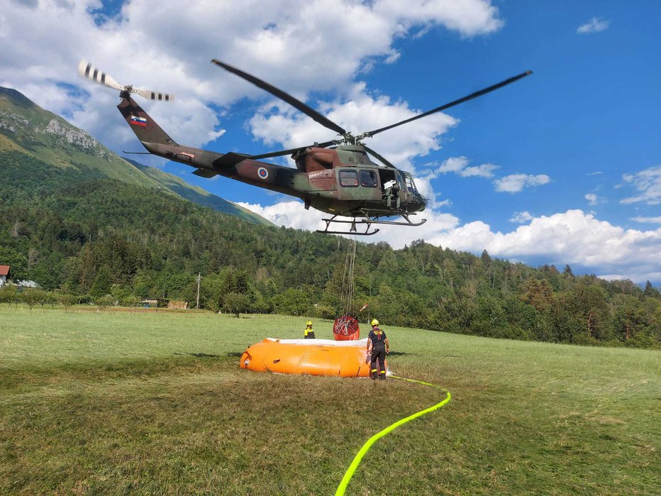 Fotografija: Gasilcem še vedno pomaga helikopter. FOTO: Jernej Bric
