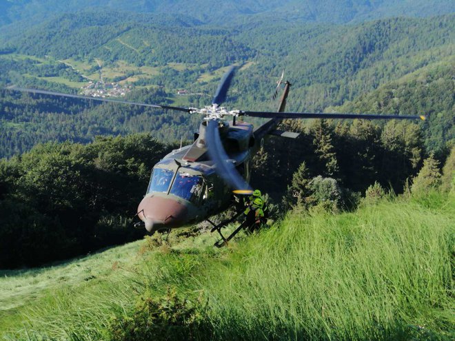 Gasilci so zaprosili za dodatni helikopter. FOTO: FOTO: PGD Drežnica
