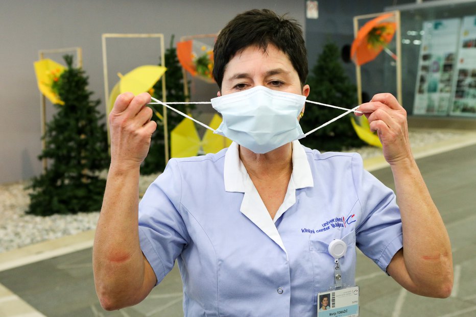 Fotografija: Zaradi naraščanja števila covidnih bolnikov so maske ponekod obvezne, v nekaterih bolnišnicah so omejili tudi obiske. FOTO: Marko Feist, Slovenske novice
