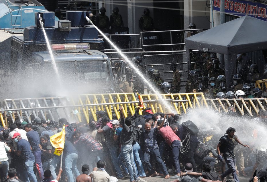 Fotografija: Protestniki so vdrli tudi na predsednikov urad, policija jih je preganjala z vodnimi topovi. FOTO: Dinuka Liyanawatte, Reuters
