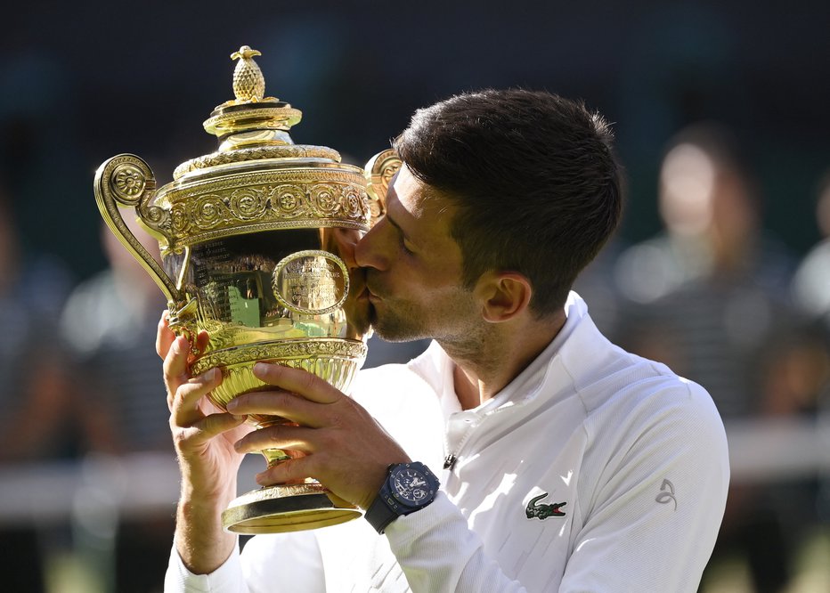 Fotografija: Novak Đoković je že sedmič poljubil pokal v Wimbledonu. FOTO: Toby Melville/Reuters
