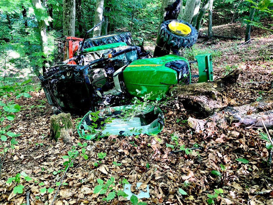 Fotografija: Tokrat sta osebi imeli srečo, da sta prej padli iz traktorja, saj je na koncu bil povsem uničen. FOTO: O. p., 112 Ptuj
