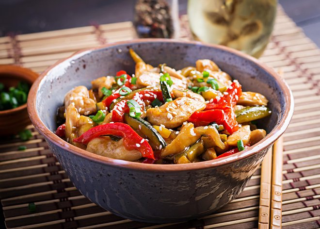 V azijski kuhinji papriko in drugo zelenjavo popečejo na hitro, da ostane čvrsta. FOTO: Elena_danileiko/Getty Images
