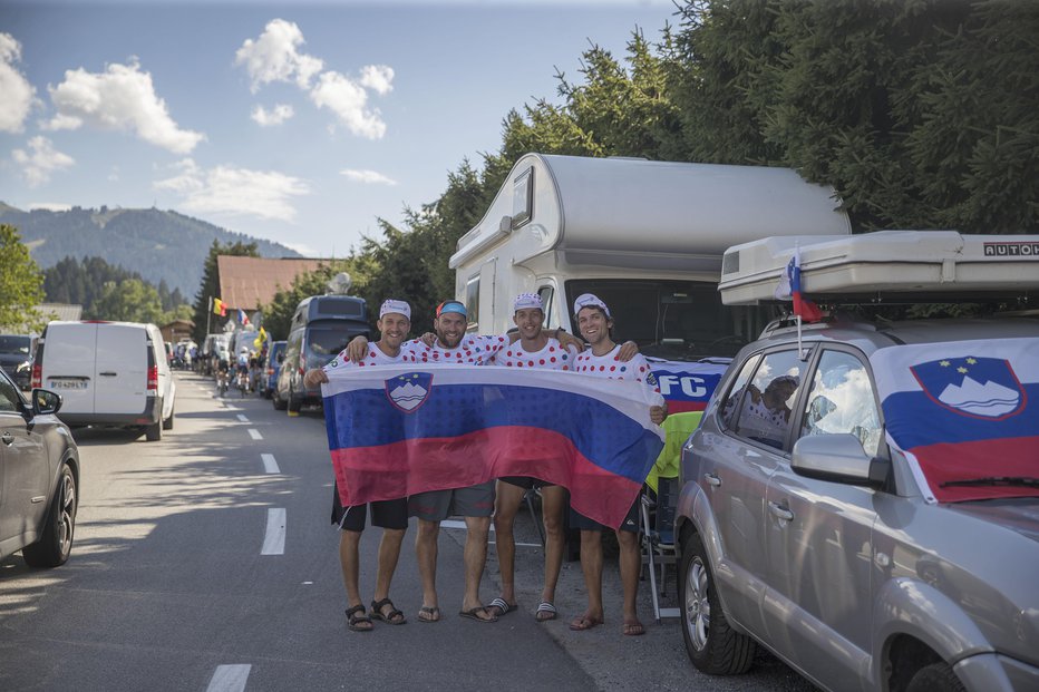 Fotografija: Prvi slovenski navijači so že zasedli položaje na vzponu v Megève, kjer bo danes cilj 10. etape, največ jih je pričakovati v četrtek na Alpe d'Huezu. FOTO: Leon Vidic
