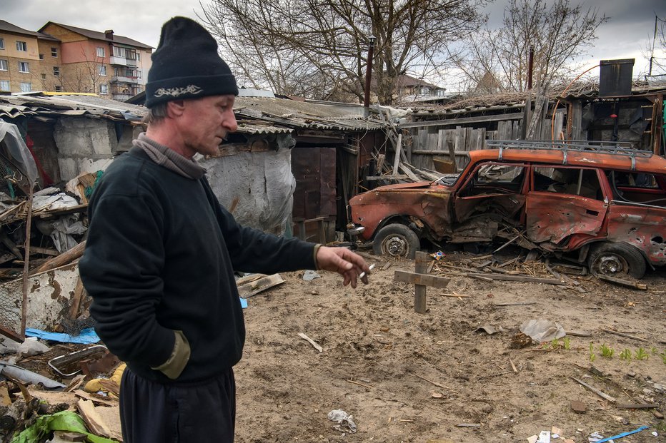 Fotografija: Gostomel je v ruševinah, toda kuža je čudežno preživel. FOTO: Reuters

