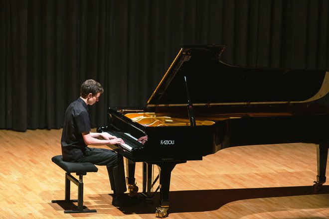 Mak Muni Mihevc je kljub mladosti že dvakrat nastopil tudi v sloviti dvorani Carnegie Hall. FOTO: Boris Pretnar
