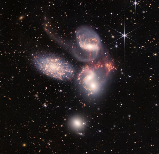 Skupek galaksij, v katerih lahko vidimo celo posamezne zvezde. FOTO: Nasa
