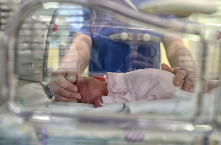 Fotografija: Več o zdravju v nosečnosti si lahko preberete v vodniku Pričakujemo dojenčka, ki ga nosečnice prejmejo pri svojem ginekologu. FOTO: Blaž Samec
