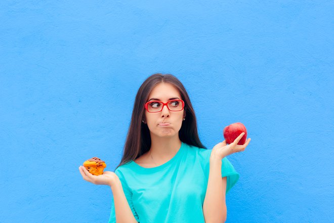 Jabolko je boljša izbira, a občasno si lahko privoščimo tudi kolaček. FOTO: Nicoletaionescu, Getty Images
