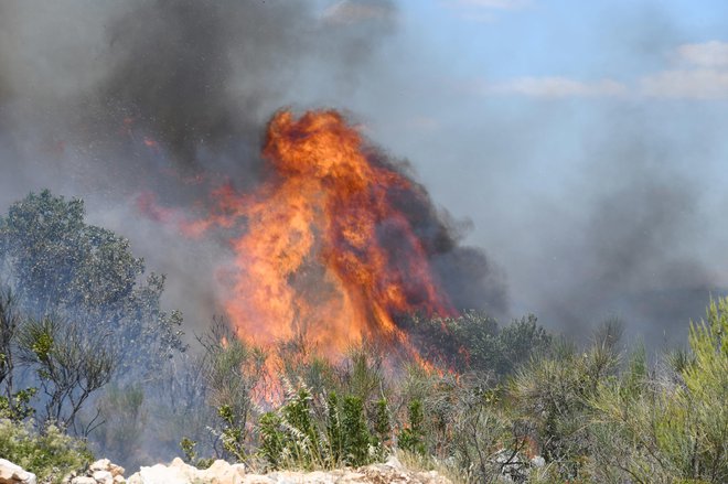 Gasilci iz Šibenika so obvestilo o požaru pri Vodicah prejeli po 11. uri, gori pa na območju arheološkega najdišča Velika Mrdakovica. FOTO: Hrvoje Jelavic, Pixsell

