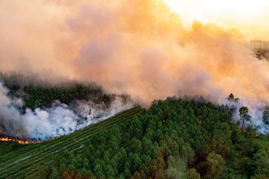 Fotografija: Na jugozahodu Francije se ogenj širi z neverjetno hitrostjo. FOTO: Sdis 33/Reuters
