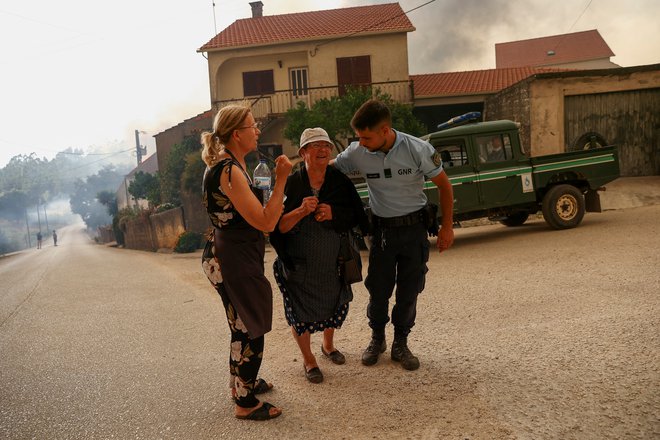 Ljudje ne vedo, kdaj in ali se bodo lahko vrnili domov. FOTO: Rodrigo Antunes/Reuters
