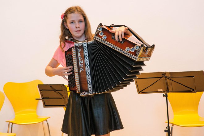 Na mladih svet stoji

Sedmošolka OŠ Komenda-Moste Petra Juvan je zaigrala na diatonično harmoniko ...
