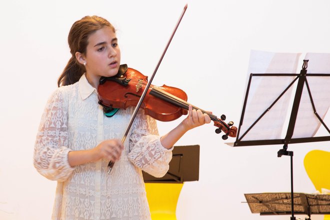 ... osnovnošolka Agnia pa je odlična na violini.
