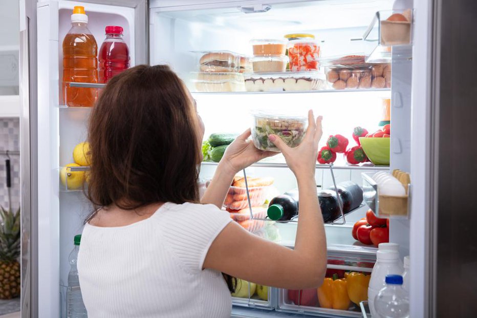 Fotografija: Organizirajte živila v hladilniku in v ospredje postavite tista, ki jim bo kmalu potekel rok trajanja. FOTO: Andrey_Popov, Shutterstock
