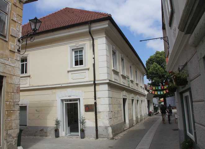 Biserna hiša stoji v starem mestnem jedru Radovljice.
