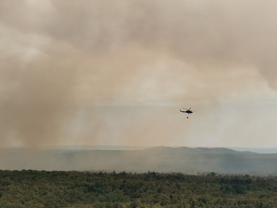 Fotografija: Požar so gasili tudi s helikopterji. FOTO: Sandra Intihar

