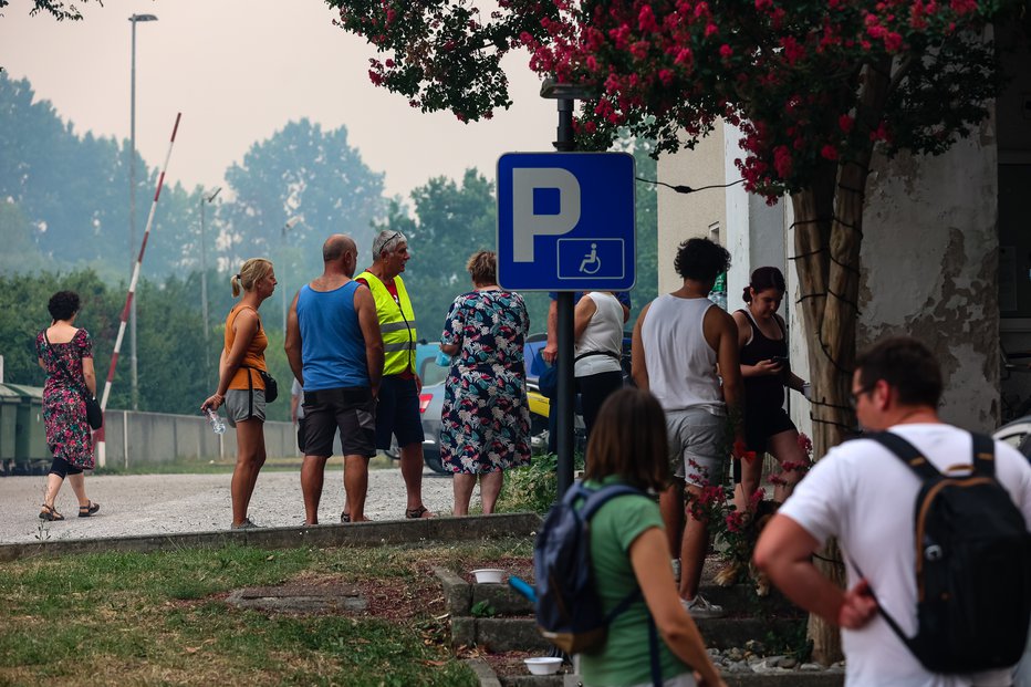 Fotografija: Ljudem na terenu nudijo tudi psihosocialno pomoč. FOTO: Črt Piksi, Slovenske novice
