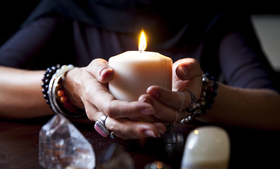 Fotografija: Za rituale, povezane z zdravjem, izberite rumeno, oranžno ali belo svečo. FOTO: Katiekk2/Getty Images
