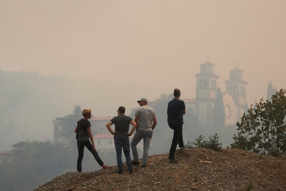 Fotografija: V Mirnu so bili povsem v dimu. FOTO: Borut Zivulovic, Reuters
