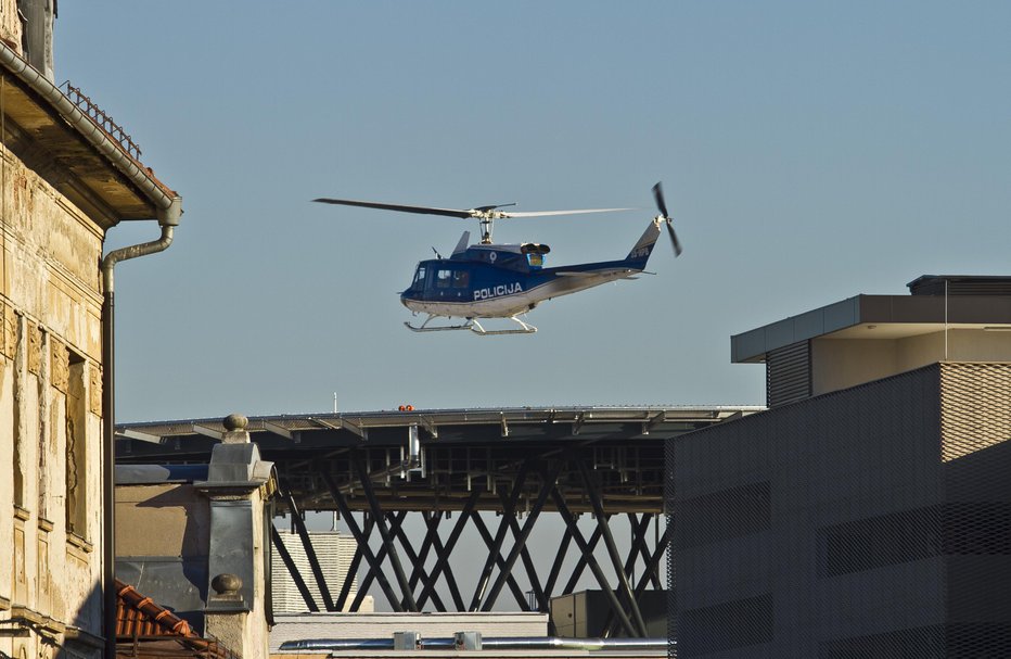Fotografija: V UKC ga je odpeljal helikopter. FOTO: Jože Suhadolnik
