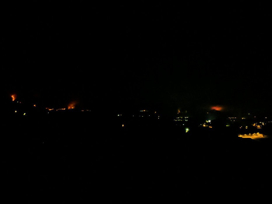 Fotografija: Žarišča požara ponoči. FOTO: Bralka Andreja
