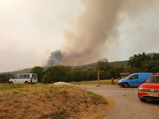 Požar na Krasu divja že en teden. FOTO: Ana Vodnik
