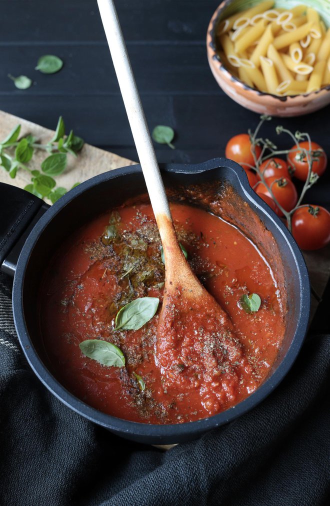 Paradižnikovo omako kuhamo v velikih količinah, da je bo dovolj za zimo. FOTO: Grazziela Bursuc/Getty Images

