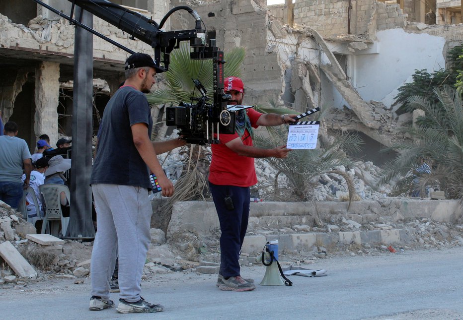 Fotografija: Prizorišče vojnih viher v Siriji je postalo poceni filmski studio na prostem. FOTO: Firas Makdesi/Reuters

