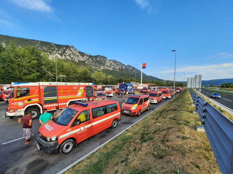Fotografija: Gasilci iz skoraj vse Slovenije ob intervenciji na Krasu. FOTO: Uroš, bralec poročevalec
