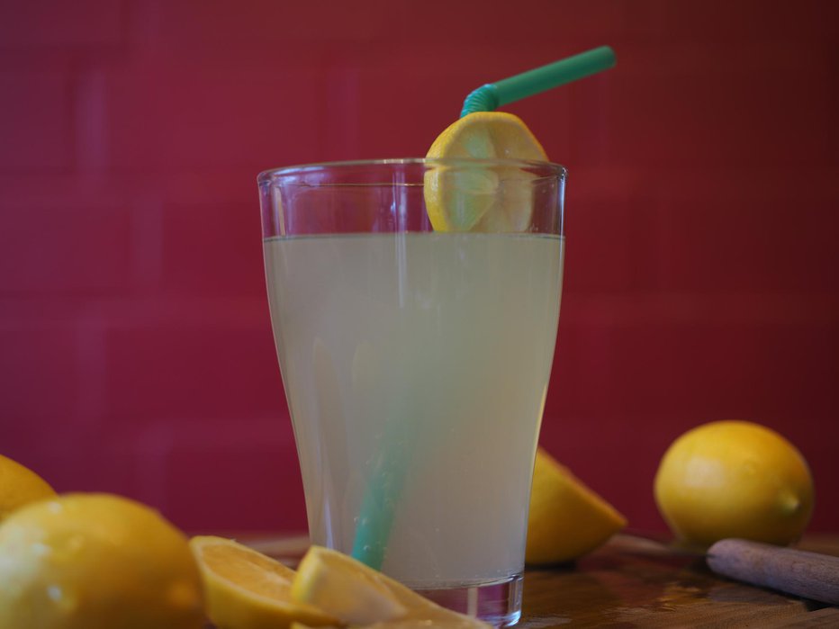 Fotografija: S pravimi dodatki bo limonada okusna in zdrava. FOTO: Concretekid/Gettyimages
