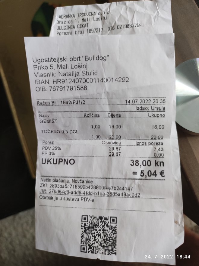 »Cene v lokalu Buldog Mali Lošinj,« sporoča bralec Milan. Za naročeno so plačali 5,05 evra. FOTO: bralec Milan
