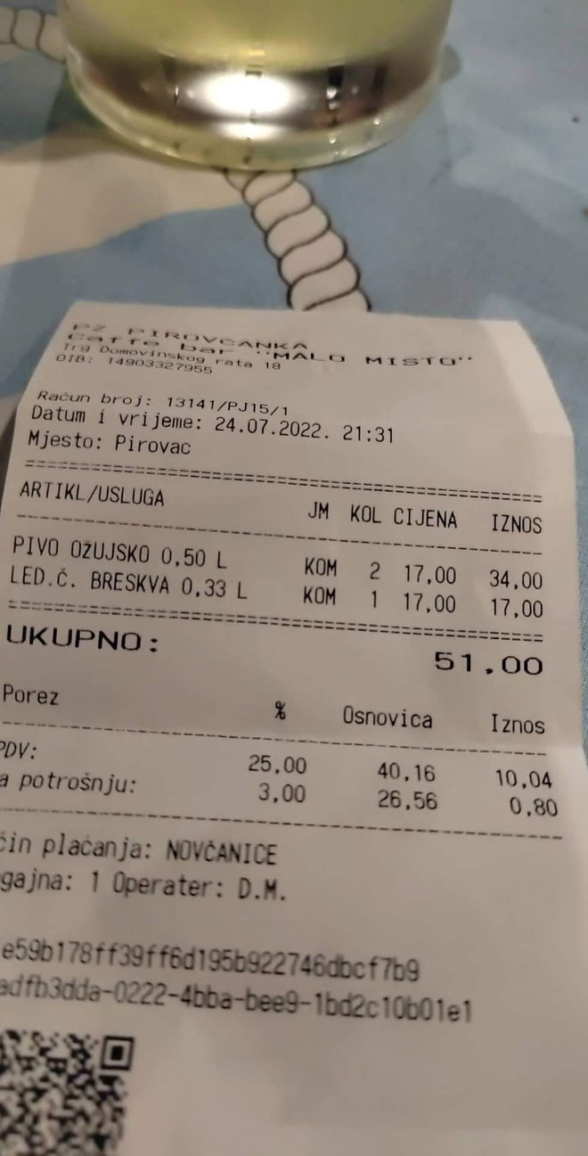 Dopustujemo v Pirovacu, vse ceneje kot pri nas, pravi bralka Vesna. Za dve pivi in ledeni čaj so plačali 6,78 evra. FOTO: bralka Vesna
