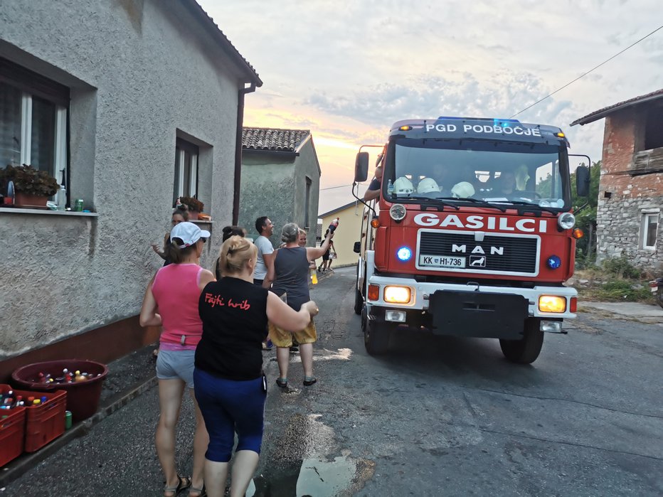 Fotografija: Požrtvovalni gasilci so rešili vse vasi, četudi je okoli njih divjal požar. FOTO: Ervin Čurlič

