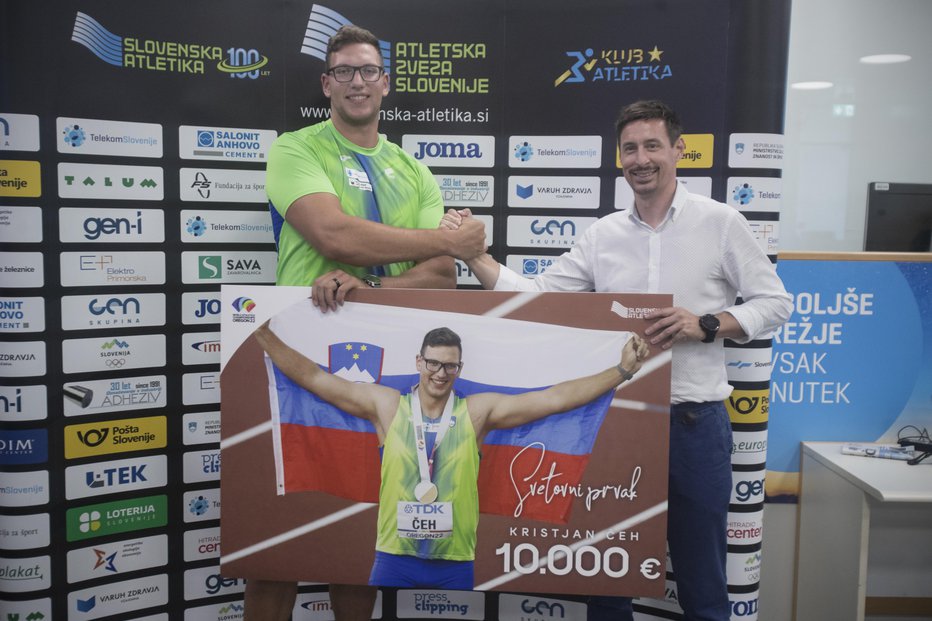 Fotografija: Nejc Jeraša, direktor Atletske zveze Slovenije, je Kristjanu Čehu za nagrado predal ček za 10.000 evrov. FOTO: Jure Eržen
