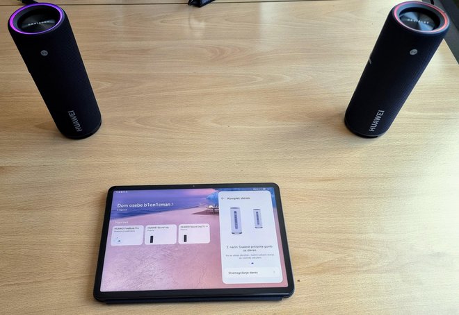 S pametnim telefonom ali tablico lahko povežemo dva zvočnika v pravi stereo sistem.
