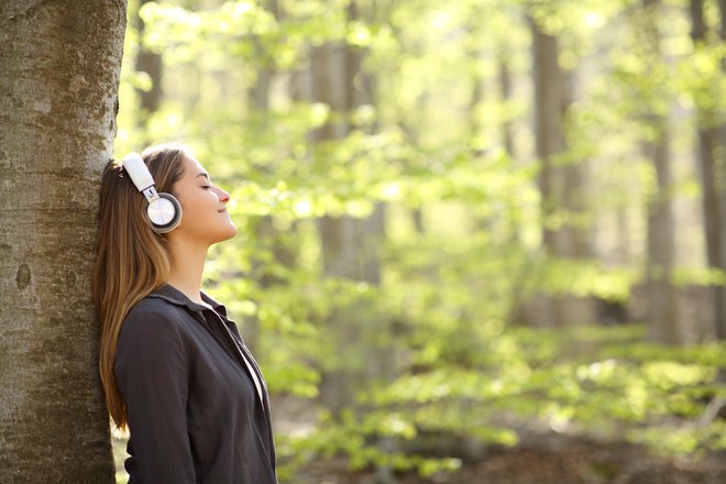 Poslušanje klasične glasbe lahko pomiri presežno vata energijo in sprosti napetost. FOTO: Antonioguillem/Getty Images
