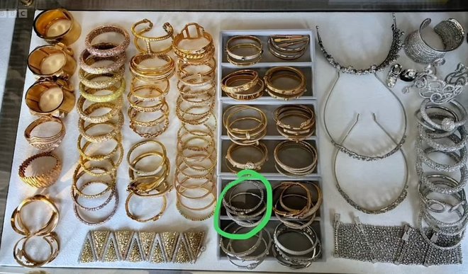 Ukradli so okoli 450 kosov nakita, tudi zapestnico, ki jo je Tamari ob rojstvu hčerke podaril mož. FOTO: Bbc
