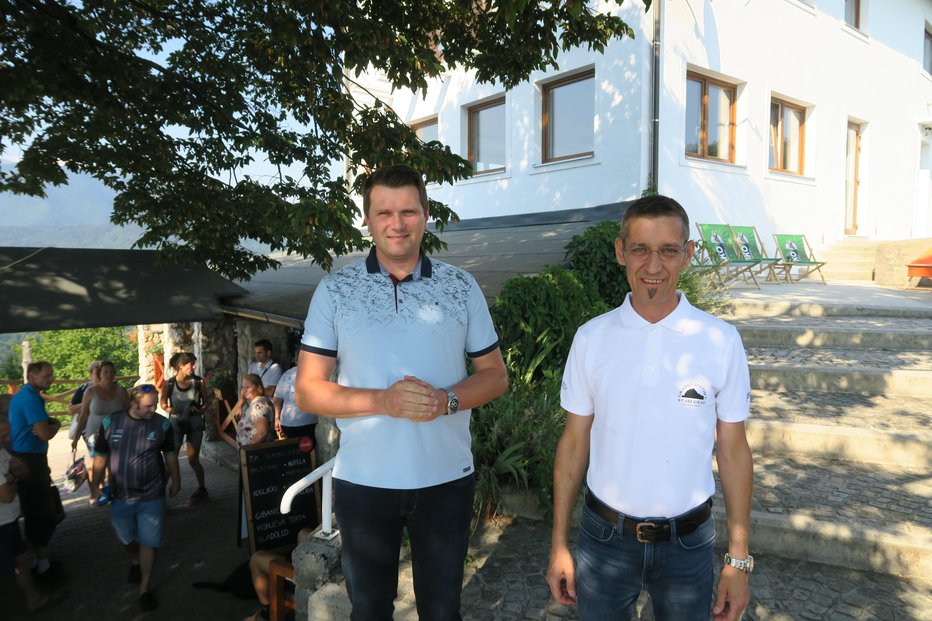 Fotografija: Novi najemnik Damjan Gaberšek (desno) in kamniški župan Matej Slapar FOTOgrafije: JANEZ PETKOVŠEK
